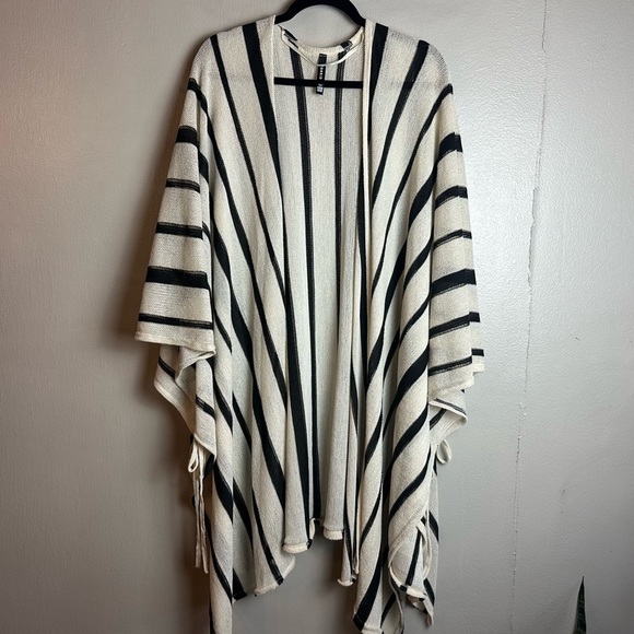 Torrid Ivory and Black Stripe Ruana-Kimono/One Size Fits All - Picture 2 of 6